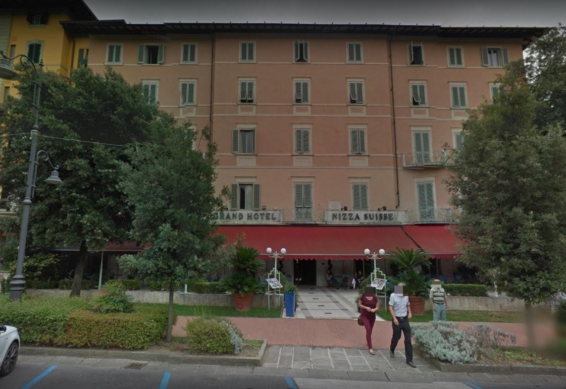 Punta la pistola al portiere e porta via l'incasso dell'albergo 