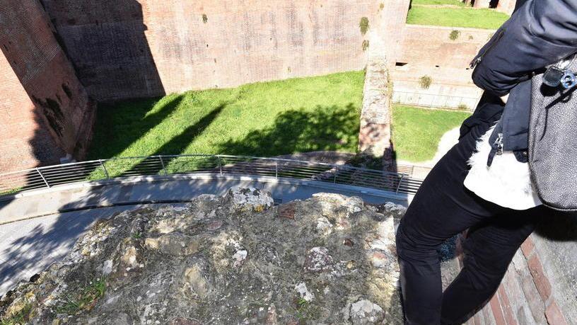 L'incredibile "affaccio" sul vuoto di via Amiata nella breccia della cinta muraria davanti al carcere (foto Agenzia Bf)