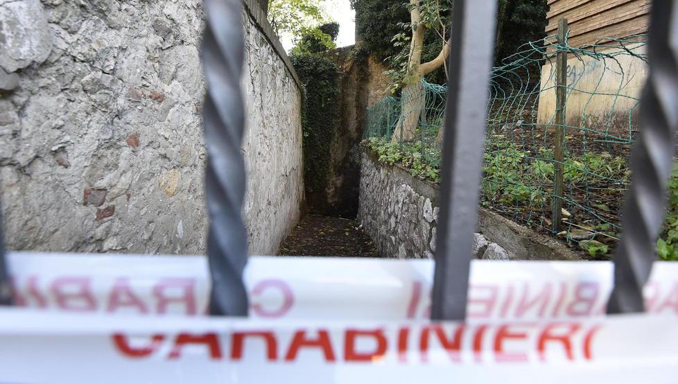 Il cunicolo dove è caduta la ragazza, interdetto al passaggio dal nastro dei carabinieri (foto Agenzia Bf)