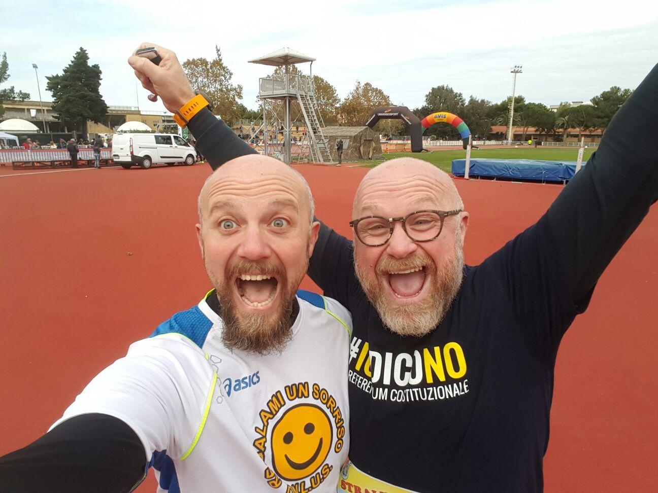 L'entusiasmo del sindaco Nogarin alla maratona con la maglietta "#iodicono"