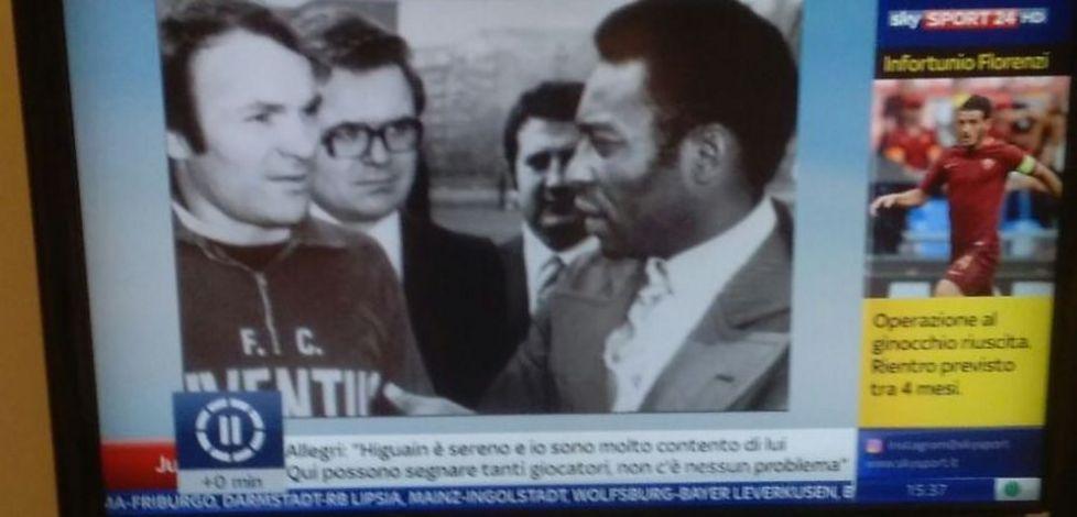 Angelo Sanna sullo sfondo dietro il mitico Pelè che parla con Altafini