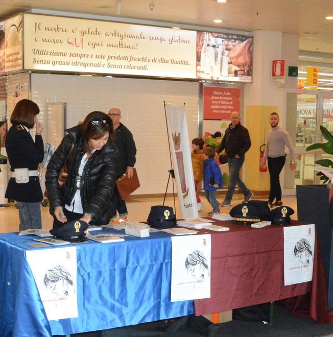 Sassari, chiede aiuto alla polizia al centro commerciale: «Mio marito mi picchia» 