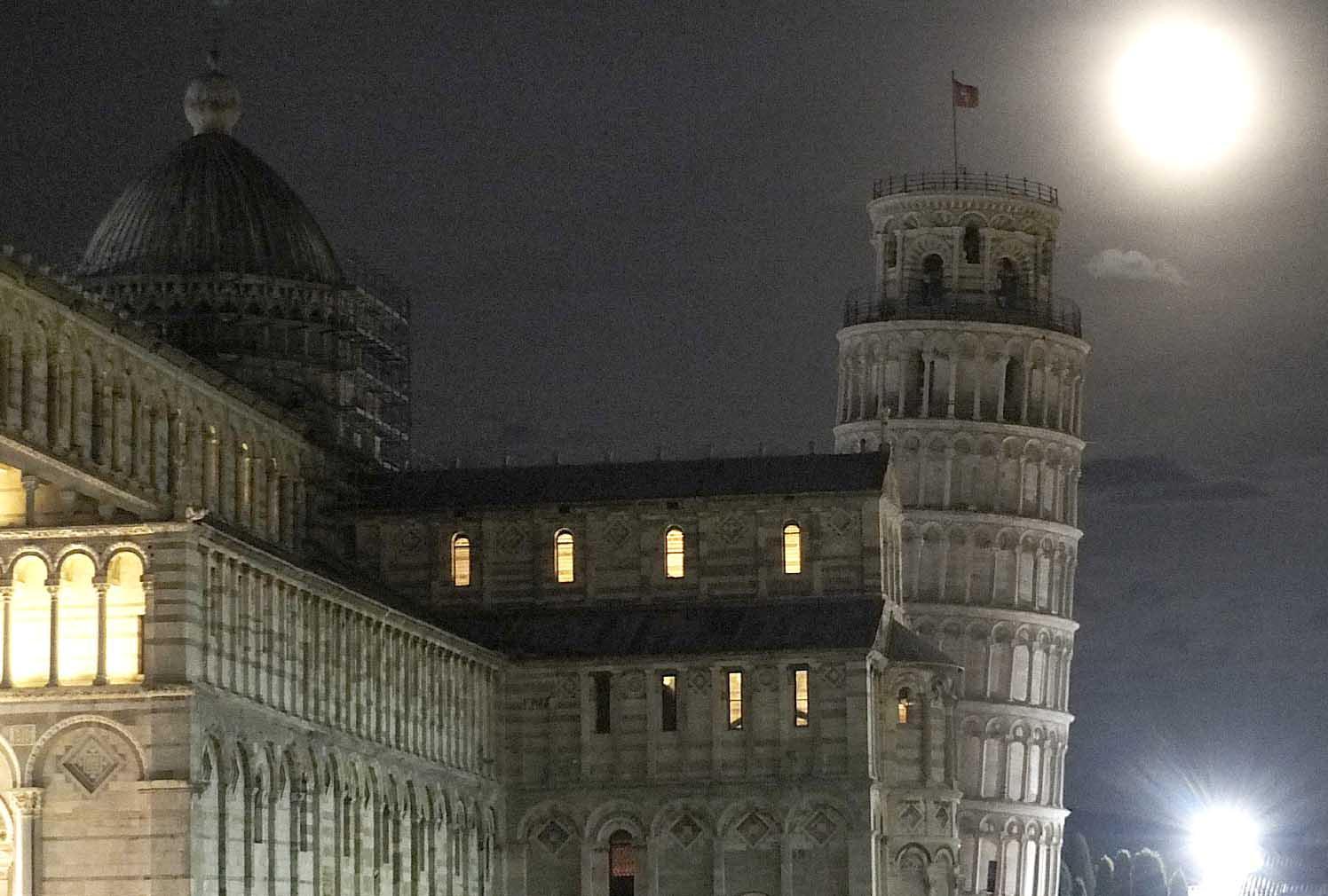 La SuperLuna vista dietro la Torre in piazza dei Miracoli (foto Fabio Muzzi)