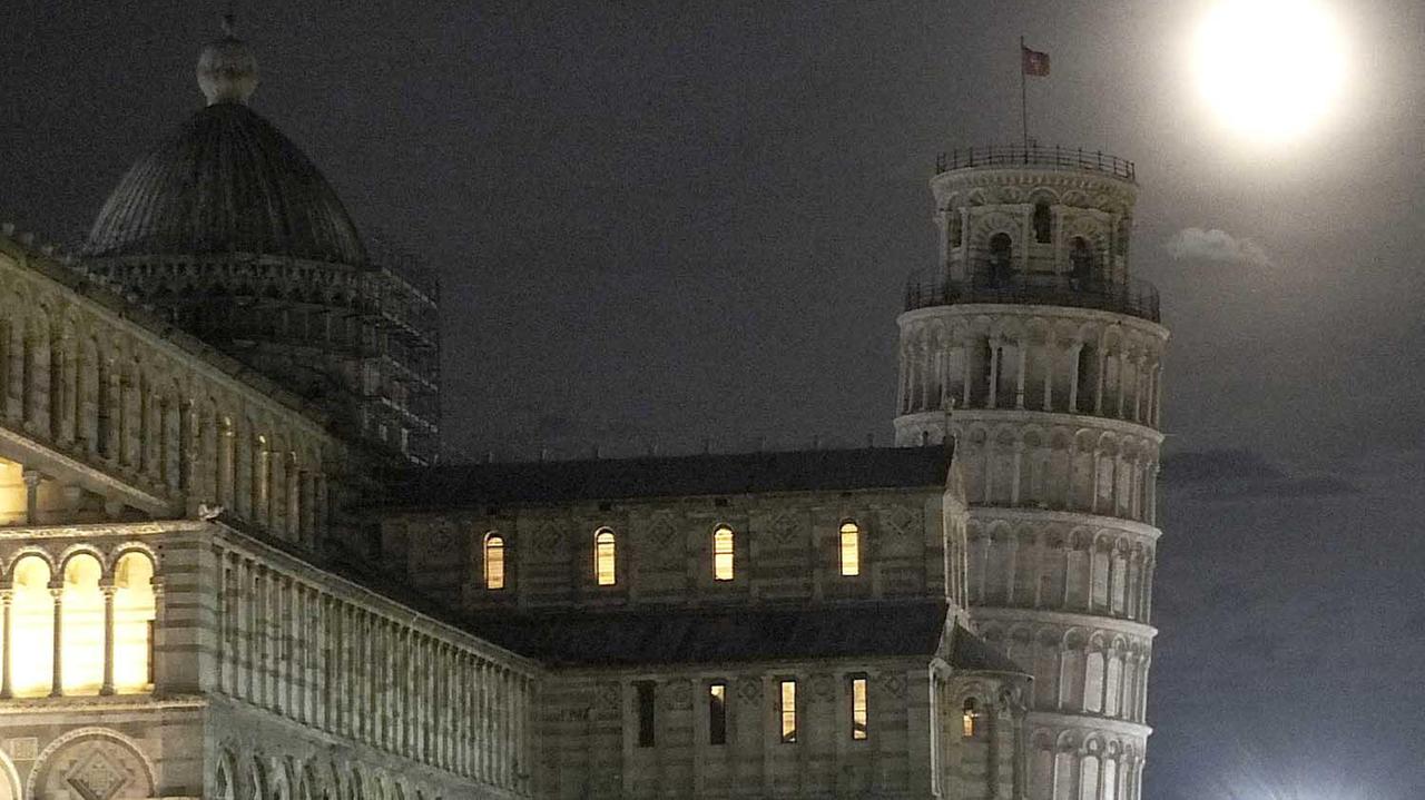 La SuperLuna vista dietro la Torre in piazza dei Miracoli (foto Fabio Muzzi)