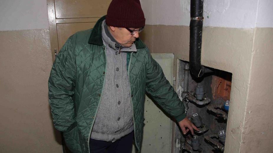Una famiglia non paga, le altre dodici restano al freddo