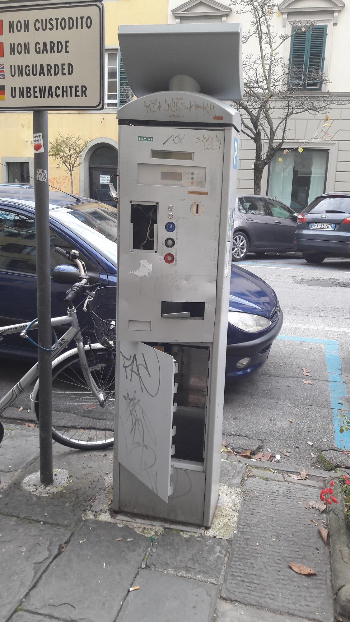 Il parcometro danneggiato in corso Garibaldi