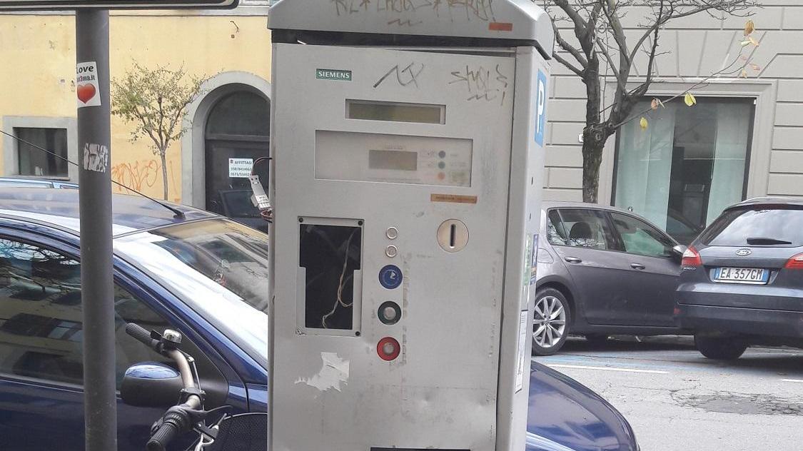 Il parcometro danneggiato in corso Garibaldi