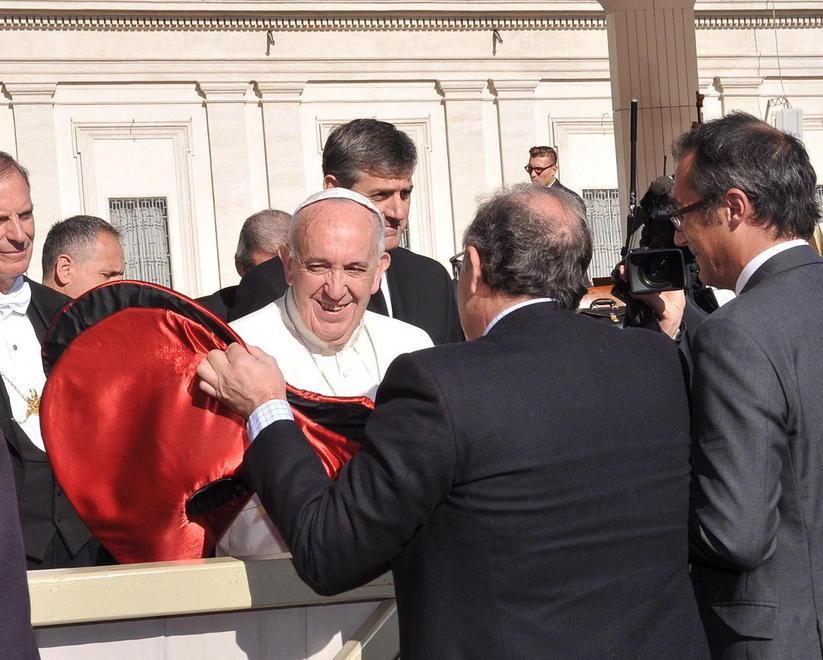 Papa Francesco con il cappello di Burlamacco (foto Paolo Mazzei/Fotomania)