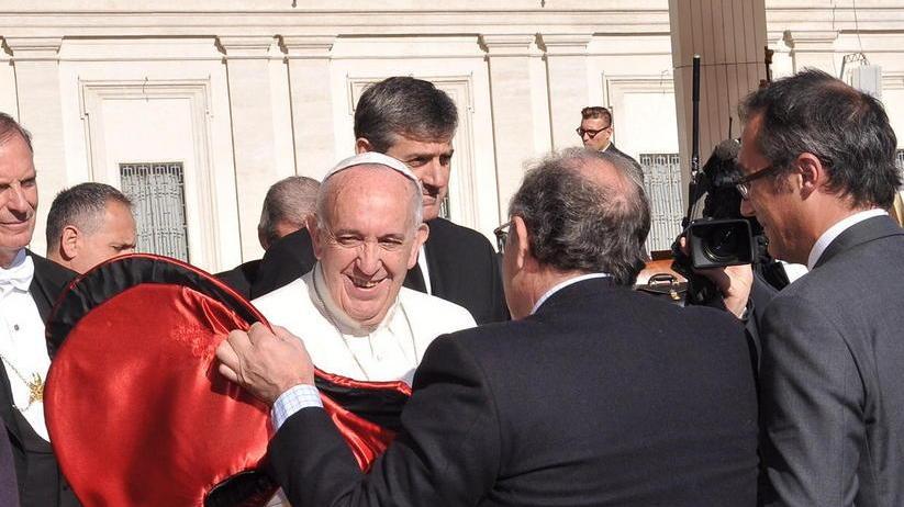 Papa Francesco con il cappello di Burlamacco (foto Paolo Mazzei/Fotomania)