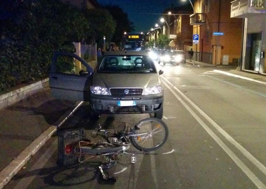 Scontro tra auto e bicicletta Una donna al pronto soccorso