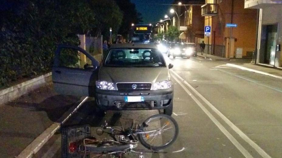 Scontro tra auto e bicicletta Una donna al pronto soccorso