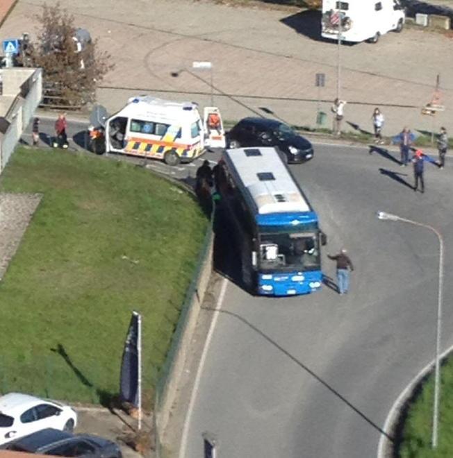 Madre di due bimbi muore schiacciata tra pullman e muro 