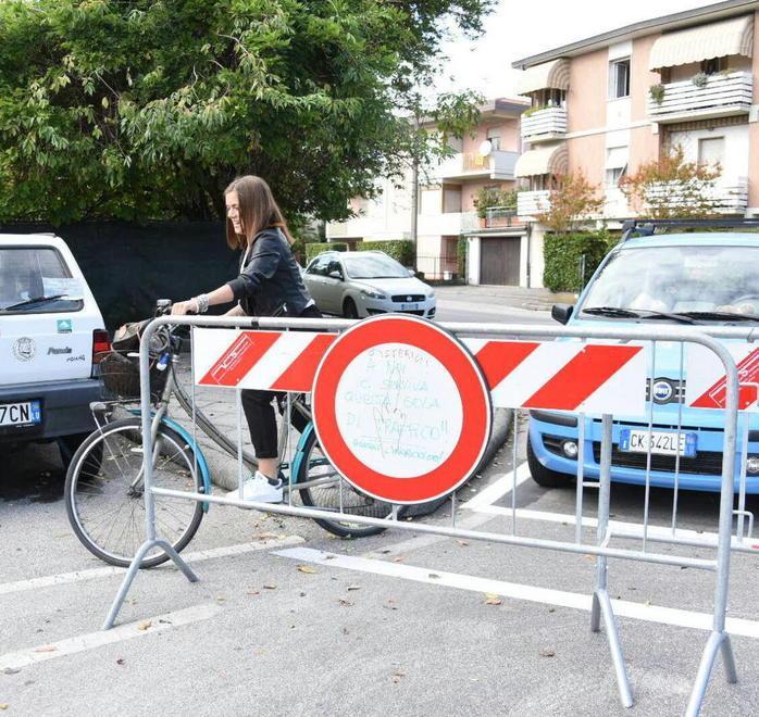 Ciclopedonale chiusa i residenti attaccano il sindaco