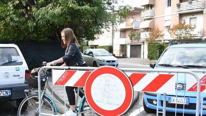 Ciclopedonale chiusa i residenti attaccano il sindaco