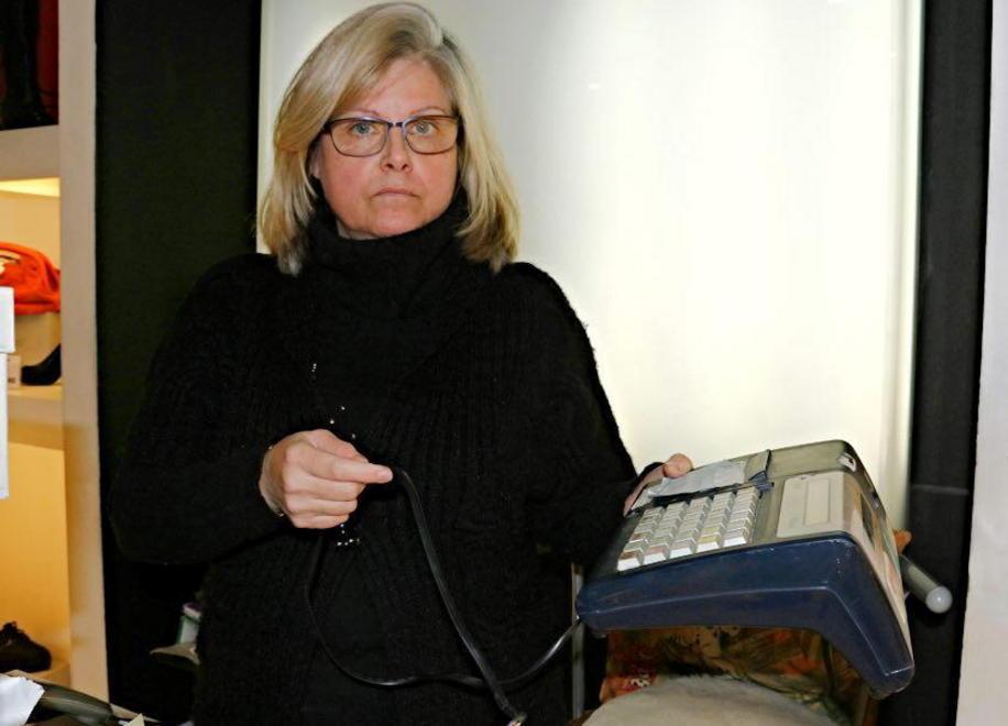 Via Grande, svaligiato un negozio di scarpe «E adesso ho paura» 