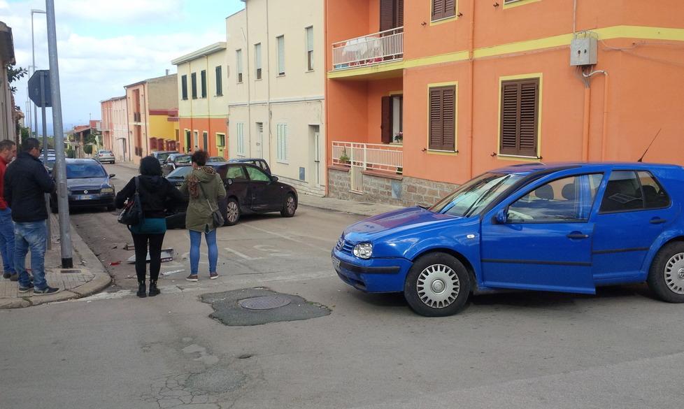 Stop non rispettato, scontro fra auto