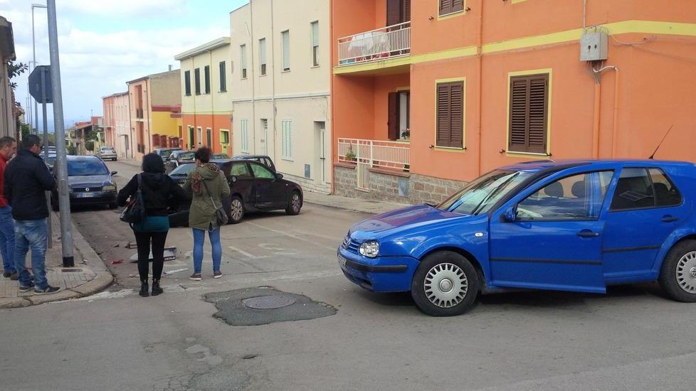 Stop non rispettato, scontro fra auto