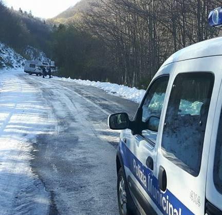 La neve è copiosa Al lavoro i cannoni e i mezzi spargisale