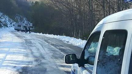 La neve è copiosa Al lavoro i cannoni e i mezzi spargisale