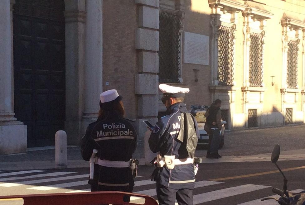 «Piazza Roma: fittoni retrattili per “salvare” i vigili urbani»