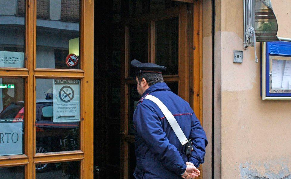 Spaccata in pizzeria, danni e nessun bottino per i ladri
