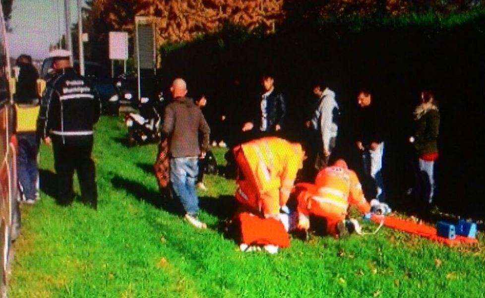 Si schianta contro l’auto Paura per un ragazzino 