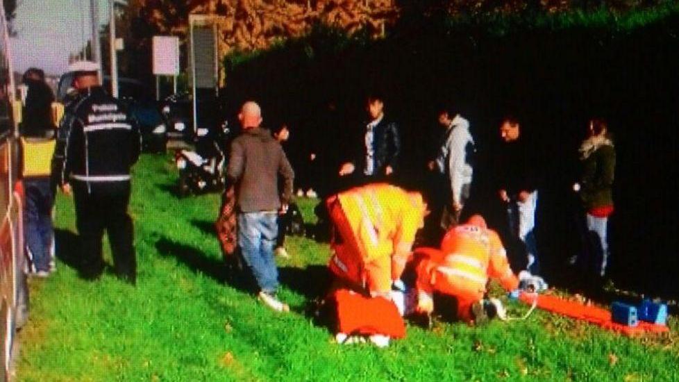 Si schianta contro l’auto Paura per un ragazzino