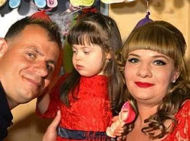 Folla per l’addio alla bambina di tre anni 
