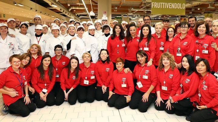 Folla al taglio del nastro del supermercato Coop