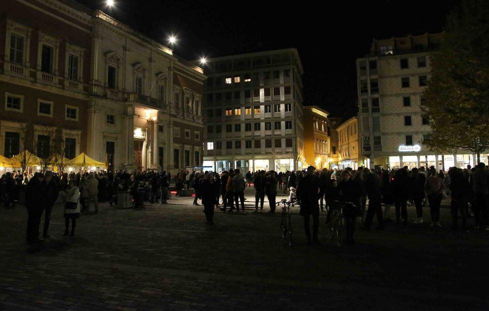 Pochi metri più in là è ancora buio 