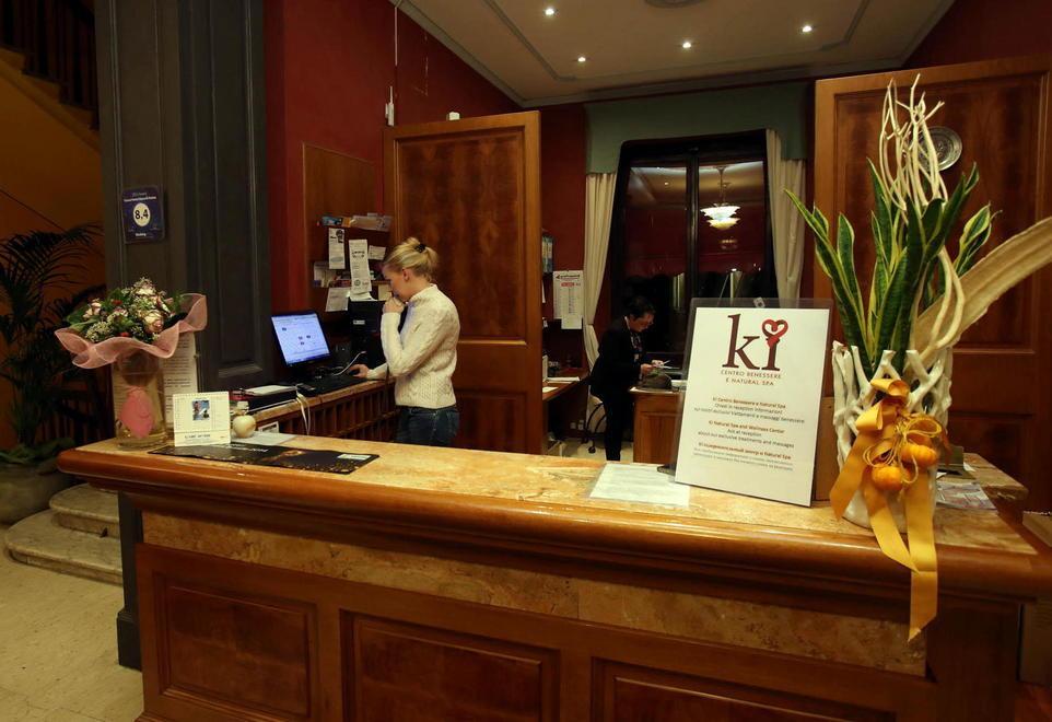 La reception dell’hotel Nizza et Suisse, dove l’altra notte è avvenuta la rapina (Forto Nucci)