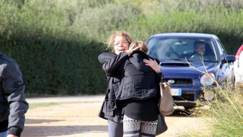 La sorella di Anna Doppiu abbraccia un'amica