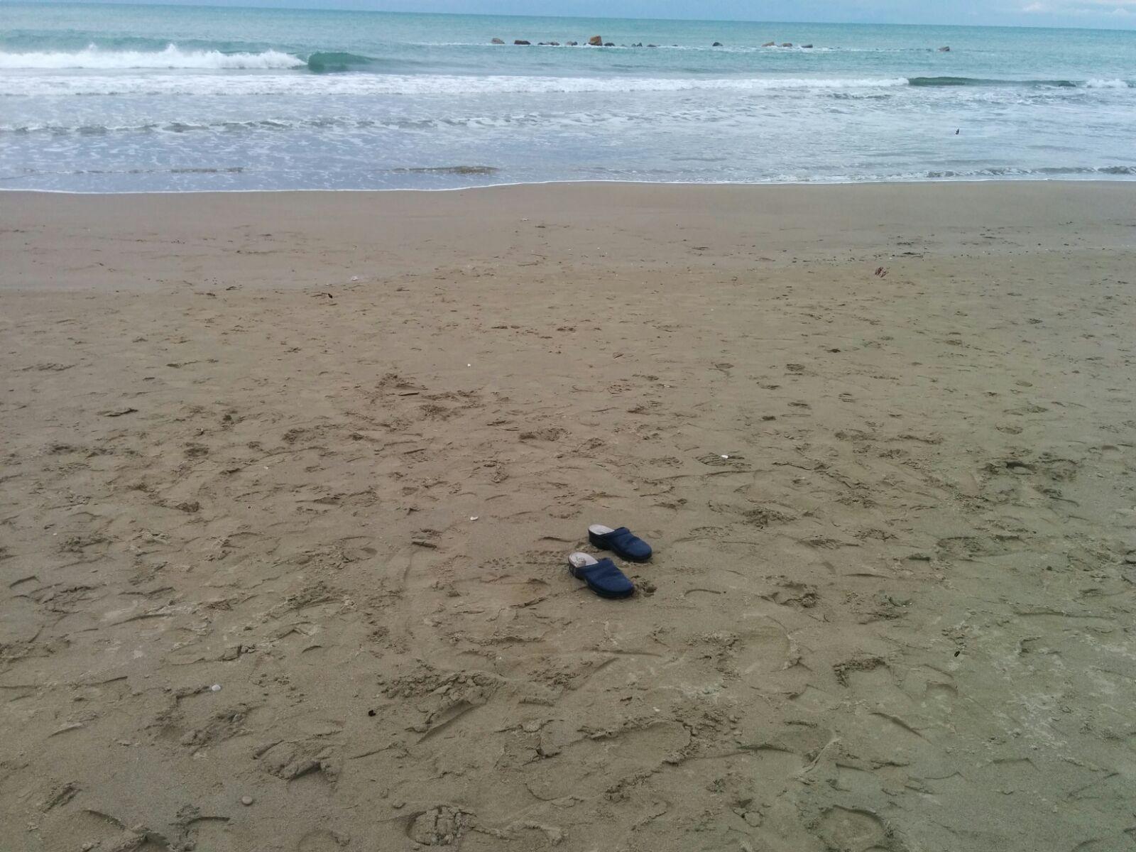Le scarpe dell'anziana trovate sulla spiaggia