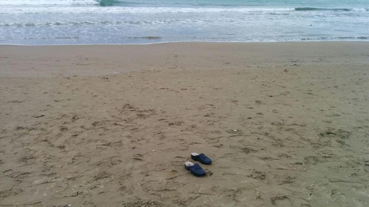 Le scarpe dell'anziana trovate sulla spiaggia