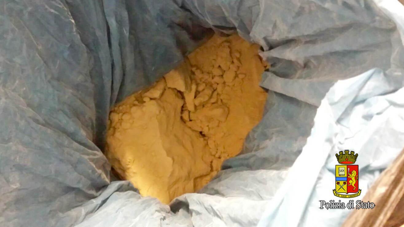 Una parte della droga trovata in un sacco della spazzatura