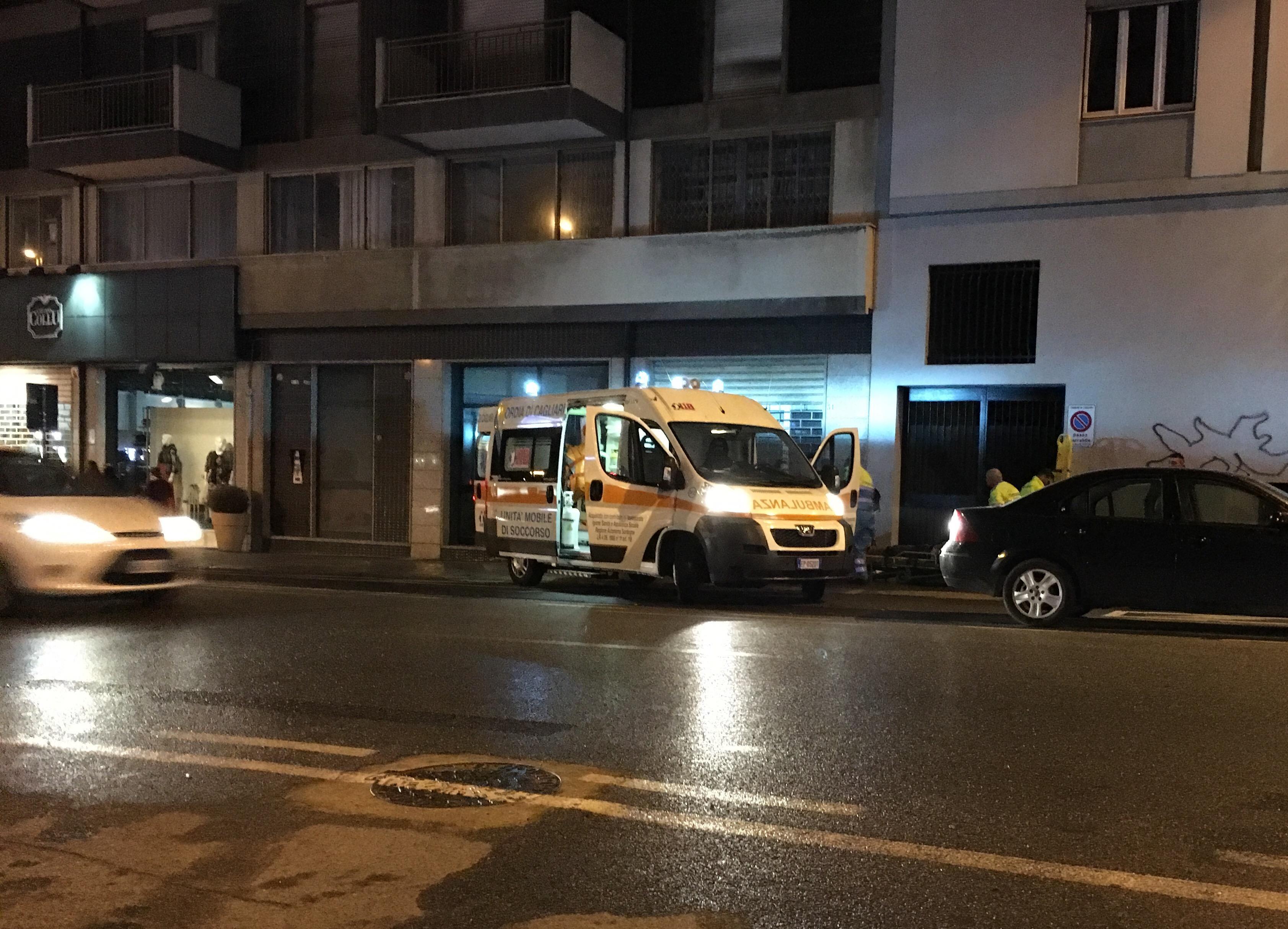L'ambulanza in via dei Giudicati dove è stato soccorso il 17enne aggredito (foto Mario Rosas)