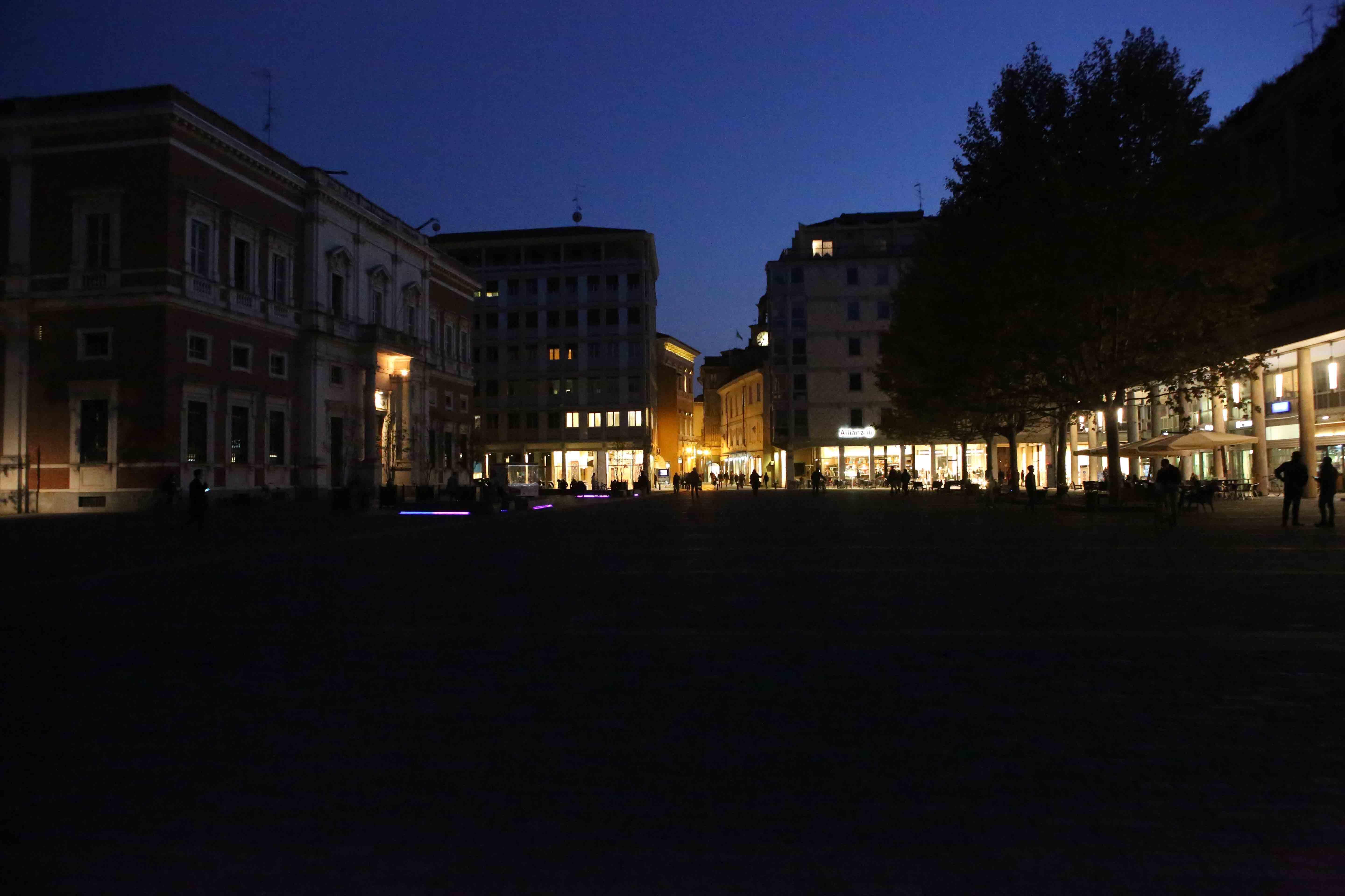 E adesso luce in piazza Martiri del 7 Luglio