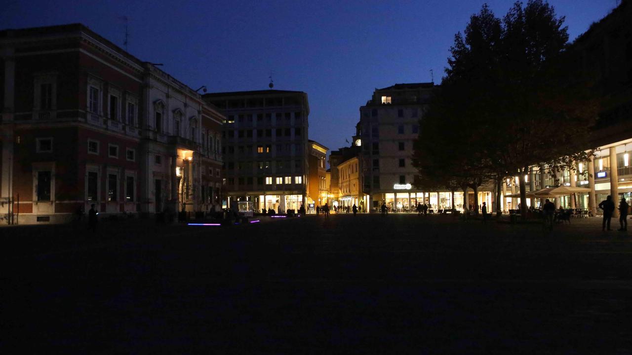 E adesso luce in piazza Martiri del 7 Luglio
