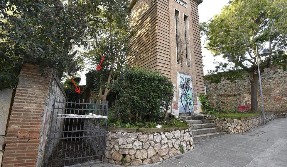 La zona dell’incidente. La freccia a sinistra indica il punto da dove secondo una prima ricostruzione la ragazza sarebbe caduta. La freccia di destra indica la spalletta del ponte (foto Agenzia Bf)