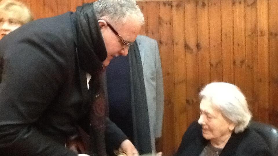 Gavina Molinu con Gianni Giovannelli durante la festa per i 100 anni