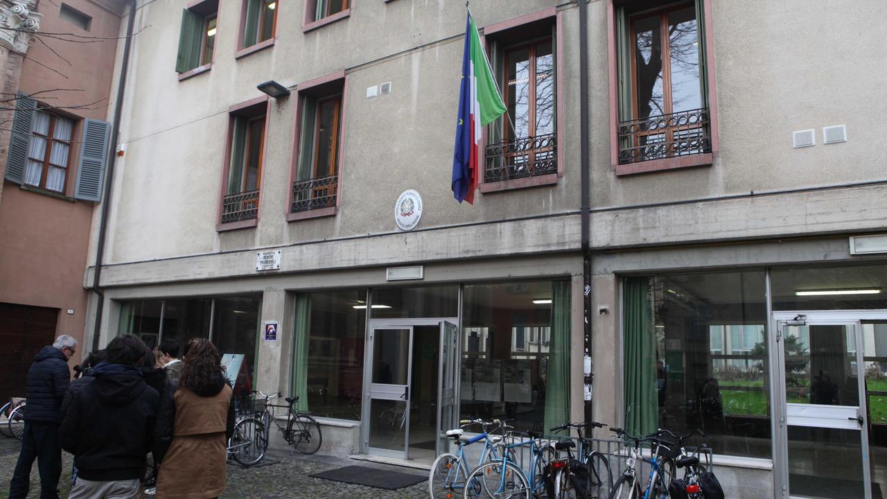 Contromano a grande velocità rischiano di falciare gli studenti dell'Ariosto-Spallanzani