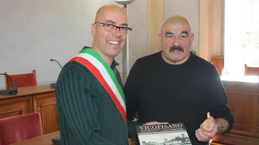Trenta teste d’argilla lungo il cammino dal municipio alla rocca