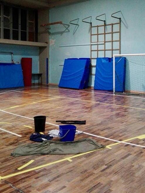 Piove nella palestra della scuola 