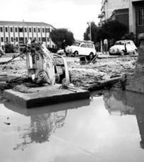 La piazza devastata dalla furia del fiume 