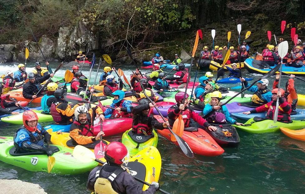 Un fiume colorato contro la diga 