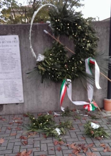 Vandali distruggono la corona per i caduti
