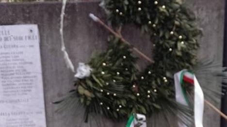 Vandali distruggono la corona per i caduti