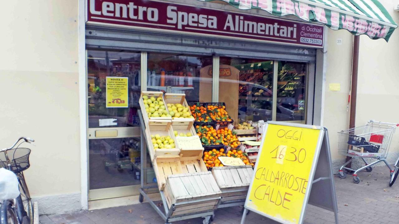 Il negozio rapinato a Pontegradella