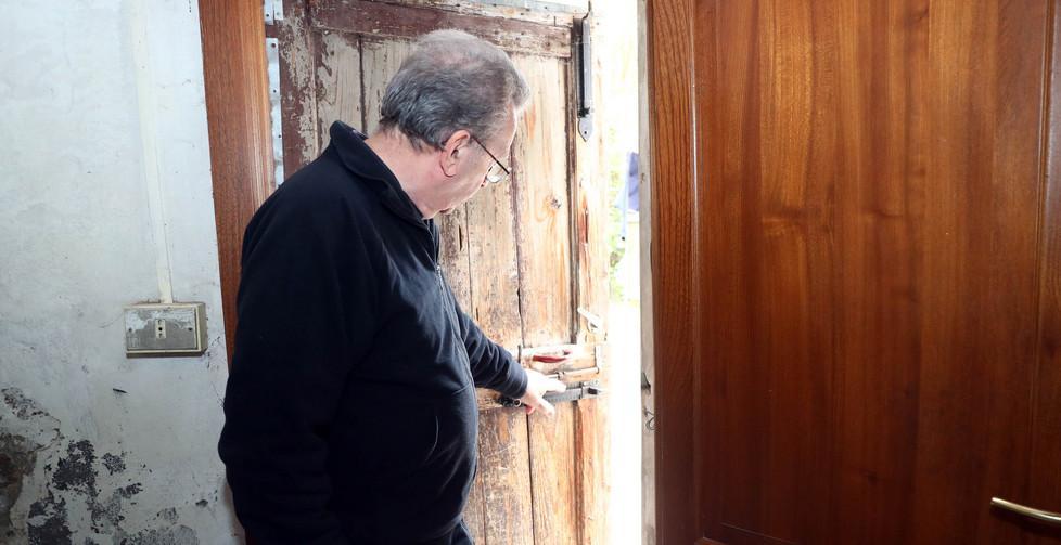 Ladri dentro la canonica porte distrutte, via i soldi 