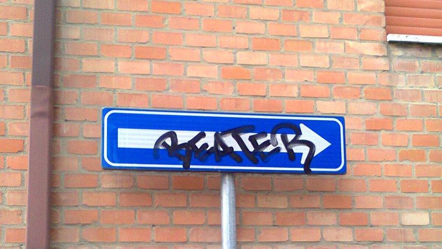 23mila euro per ripulire dalle scritte i cartelli stradali
